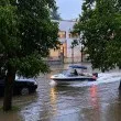 "Благоевград ми е Венеция": Мъж кръстосва улиците с лодка
