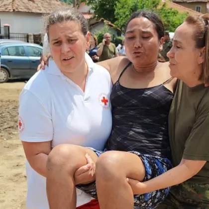 Две лъвици в калта на Тича: Военна и доброволка от БЧК показаха какво е абсолютна доблест ВИДЕО