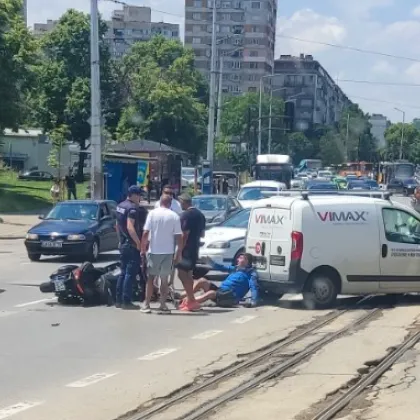 Катастрофа между кола и мотор в София, има пострадал