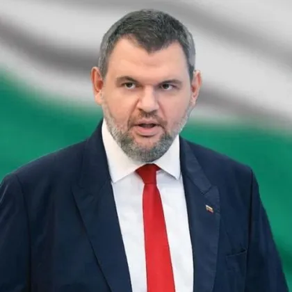 Лидерът на ДПС Делян Пеевски обяви че отстранява бившия шеф