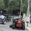 Абсурд: Автомобил пропадна в дупка точно пред Общината в Лом СНИМКИ