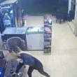 Камерите не изпускат нищо: момиче прибра чужд телефон в Несебър ВИДЕО