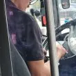 &bdquo;Висока проява на професионализъм": Шофьор на столичен автобус кара, докато си гледа телефона