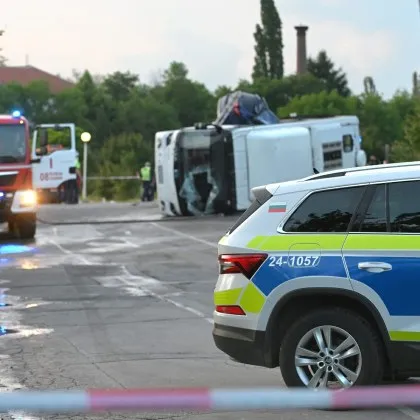 Пожарникарите от Кремиковци се втурват на помощ при тътена на катастрофата на "Челопешко" още преди да получат сигнал