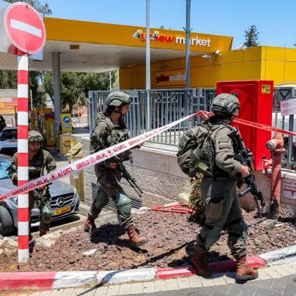 Въоръжен мъж откри огън от кола на няколко места в