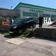 Автомобил събори ограда и увисна в София СНИМКИ