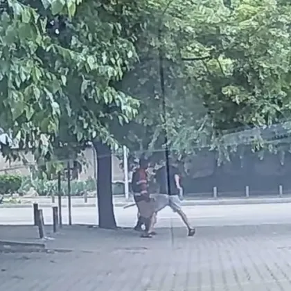 &bdquo;Ей така, не знам": мъж посяга на непознат на улицата, очевидец го спира ВИДЕО