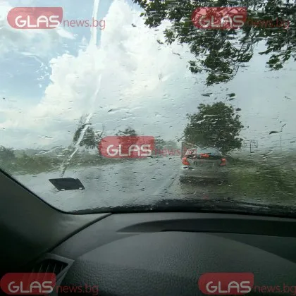 Интензивен валеж днес в Карлово съобщават читатели на GlasNews Дъждът