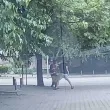 &bdquo;Ей така, не знам": мъж посяга на непознат на улицата, очевидец го спира ВИДЕО