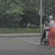 &bdquo;Виновна, ама се обяснява...": Възмутителна проява на майка с количка в София ВИДЕО