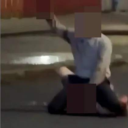 Нападател опита да "обезглави" мъж на улицата, намесиха се очевидци