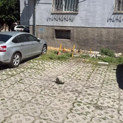 Снимка на необичаен начин за резервиране на паркомясто в Пазарджик