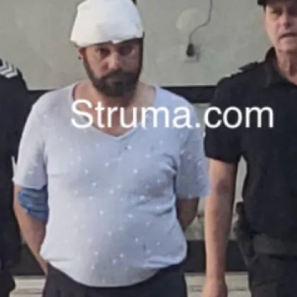 С превързана глава и белезници вкараха в съда днес Тони