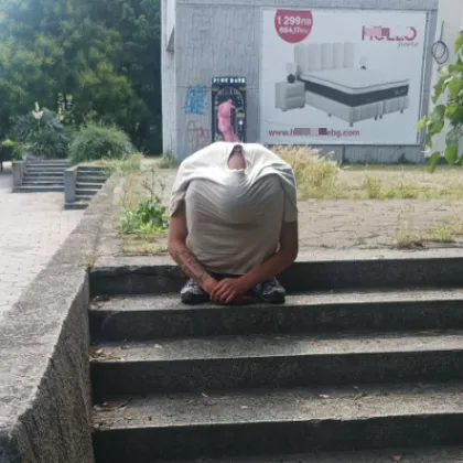 Тревожна гледка: Мъж с глава в тениската озадачи пловдивчани СНИМКА
