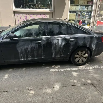 Вандализъм или спор за паркомясто? Заляха автомобили с неизвестна течност СНИМКИ