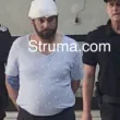 С превързана глава и белезници вкараха в съда бащата, блудствал с детето си