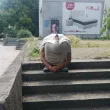 Тревожна гледка: Мъж с глава в тениската озадачи пловдивчани СНИМКА