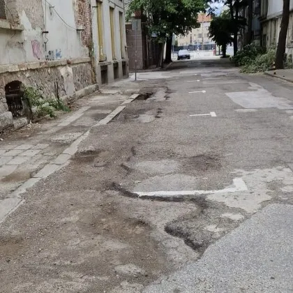 Дупките чакат, но маркировката не: любопитна гледка от центъра на Пловдив
