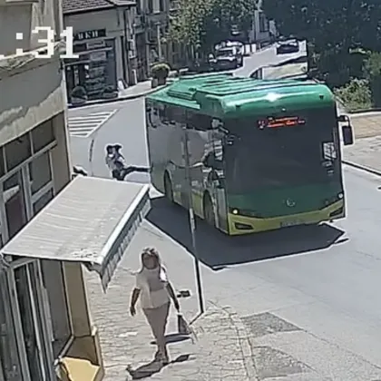 Мъж с дете на ръце ритна електроавтобус в движение, счупи си крака