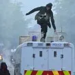 Гневът на Белфаст е отприщен: Протести, пожари и бронирани патрули по улиците