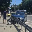 Кола прелетя през мантинела на ключово кръстовище в София, като по чудо няма ранени СНИМКИ