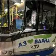 Напрежение във Варна: таксиметров шофьор блокира автобус, отправя заплаха ВИДЕО