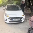 Тук свършва тротоарът и  започва наглостта: родители с колички срещу поредния &bdquo;важен" шофьор