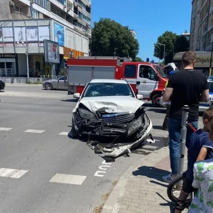 Дете плаче в смачкана кола, а наоколо надуват клаксони: поредна тежка катастрофа във Варна СНИМКИ
