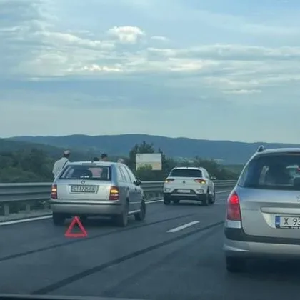 Временно е ограничено движението в аварийната и изпреварващата лента на