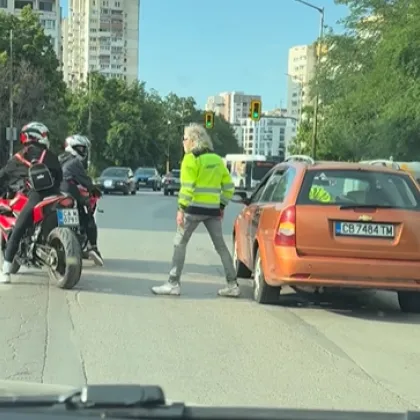 Скандал на пътя в София: Шофьор и мотористки влязоха в остър спор ВИДЕО