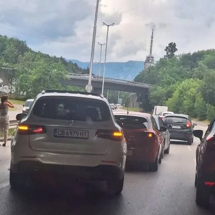 Поне 6 автомобила са участвали във верижна катастрофа днес в