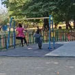 "После се чудим защо са счупени": Жени се веселиха на детски люлки в Асеновград СНИМКИ