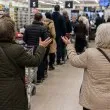 Скандал в столичен супермаркет: Възрастни жени се сбиха след спор за опашка на касата
