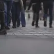 Защо хората несъзнателно се движат обратно на часовниковата стрелка
