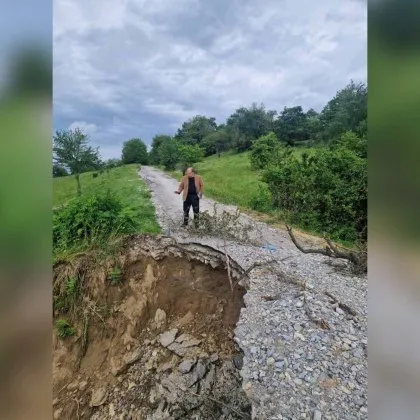 Интензивни валежи разрушиха роден път СНИМКИ