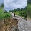 Интензивни валежи разрушиха роден път СНИМКИ