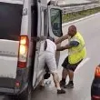 Ужас на &bdquo;Хемус": Жена е блокирана в смазан бус, очевидци се притекоха на помощ ВИДЕО