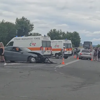Тежка катастрофа между два автомобила е станала на пътя Бургас
