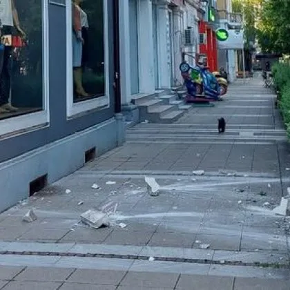 Големи парчета са паднали от фасада на сграда на ул