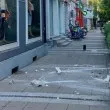 &bdquo;Дано няма пострадали": Парчета се стовариха от сграда върху тротоар СНИМКА