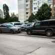 Заради накацалите по тротоара коли - столичанка бута инвалидна колична по пътя СНИМКА