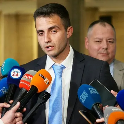 Осем с обвинения, десетки арестувани, открити хиляди евро, оръжия и списъци с момичета СНИМКИ
