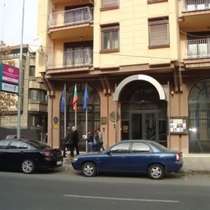 Подпалиха дипломатически коли на българското посолство в Скопие