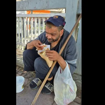 Половината сандвич за довечера: Историята на незрящ пловдивчанин разплака стотици СНИМКA