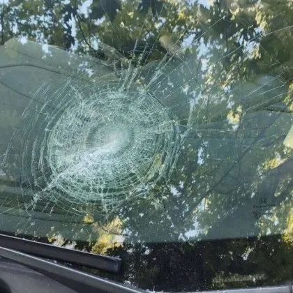 Жена откри паркираната си кола с разбито челно стъкло в