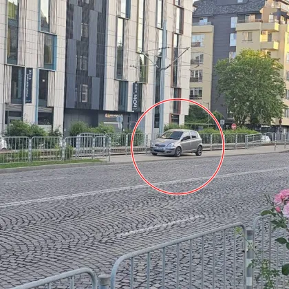 Лек автомобил стои паркиран директно върху пешеходната зона на столичната