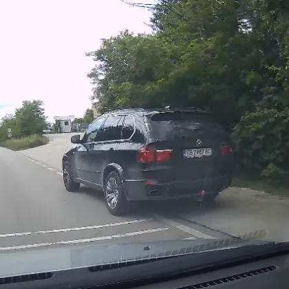 Опасно! БМВ изпревари отдясно на път край Габрово ВИДЕО