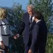 Четец по устните разкри: Какво прошепна Тръмп на Брижит Макрон по време на 14-секундно ръкостискане?