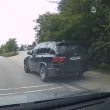 Опасно! БМВ изпревари отдясно на път край Габрово ВИДЕО