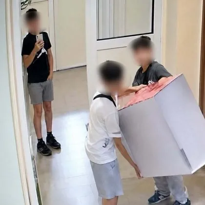 "Патиланци" вилняха в блок в София, ругаха жена СНИМКИ